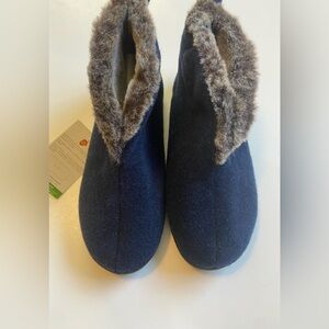 Acorn house shoes/slippers size women’s  size 8-9